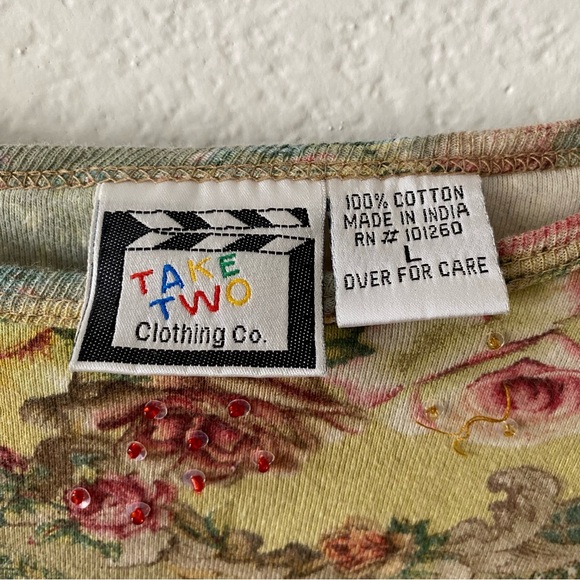 Vintage-Inspired Floral Long Sleeve Top - Picture 4 of 6